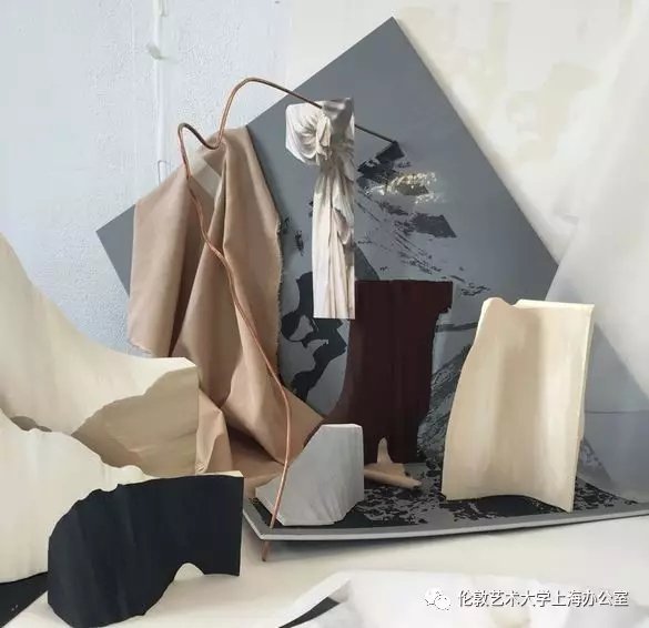 相关文章作品表达了从展览展示到作品本