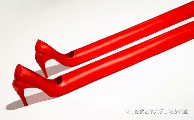 展览展示了对当代文化的挑衅