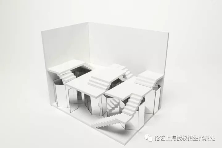 * 在工作室里创作